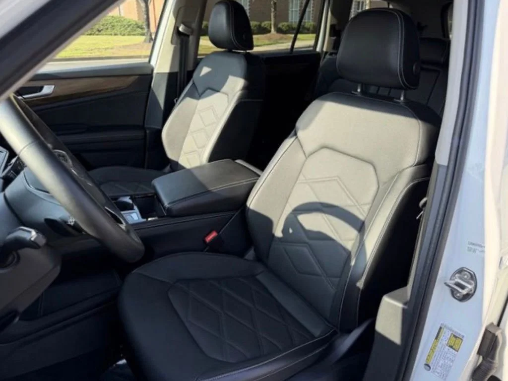 Used 2025 White Volkswagen 2.0T SE w/Technology image 9