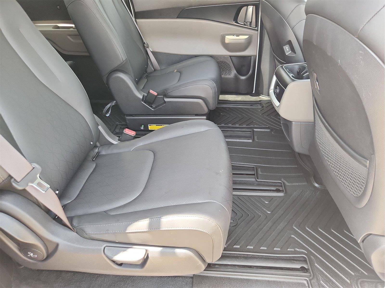 2025 Kia Carnival MPV photo 25 of 33
