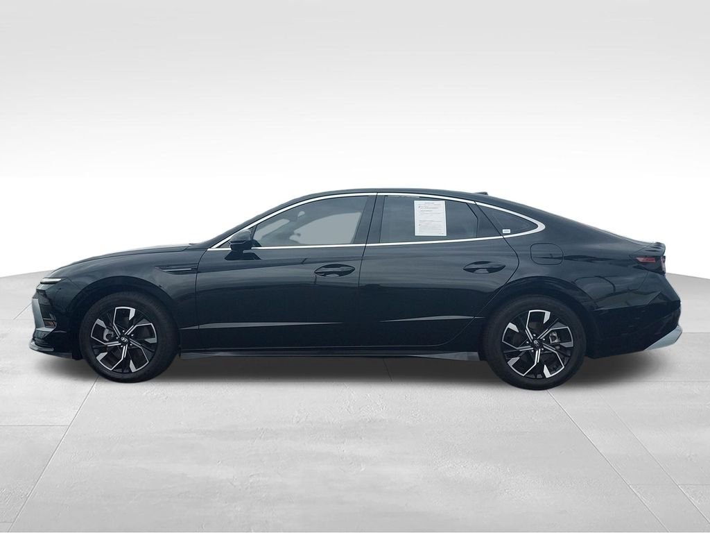 Used 2024 Black Hyundai SEL image 2