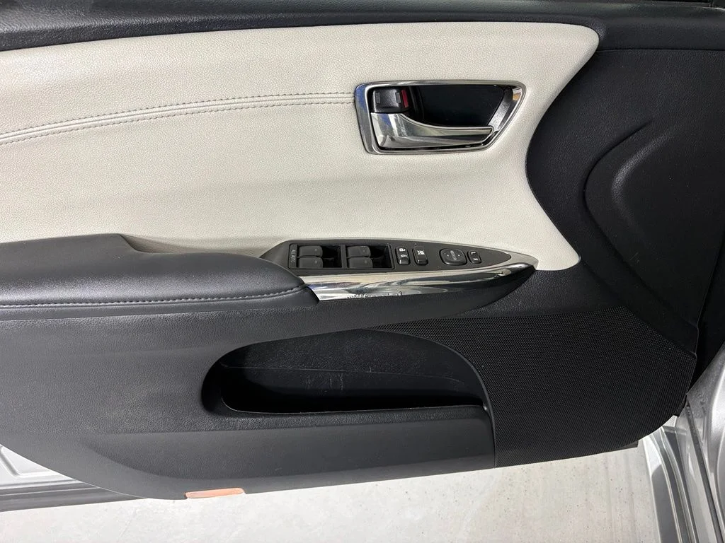 Used 2018 Silver Toyota XLE image 14
