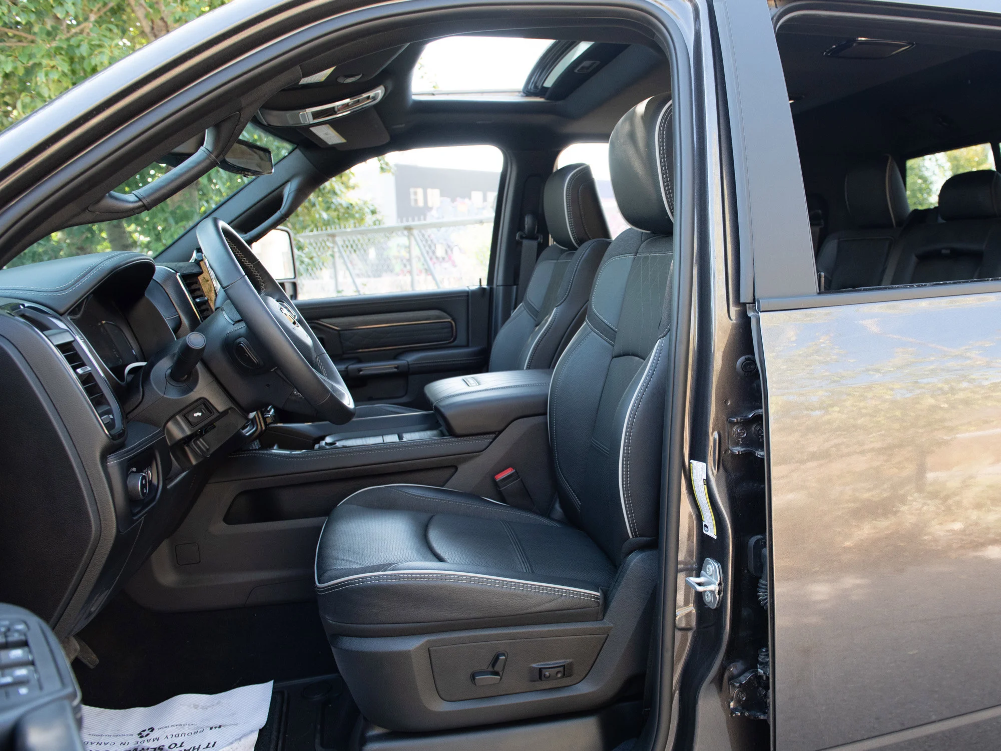 Used 2025 Grey RAM Limited image 24