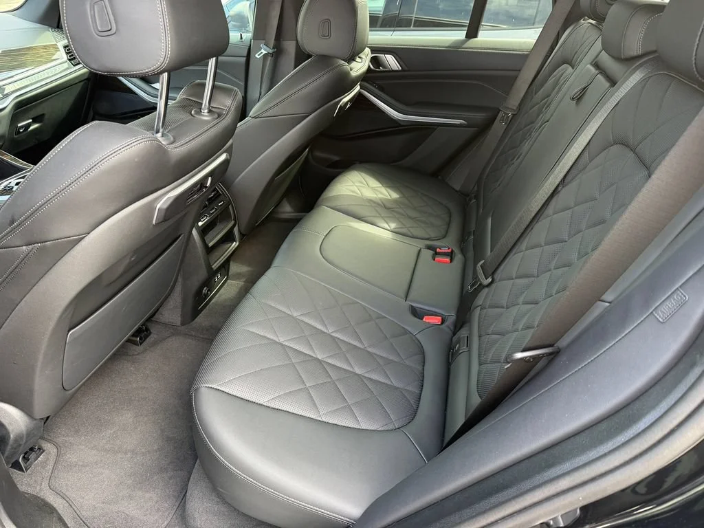 Used 2024  BMW sDrive40i image 12