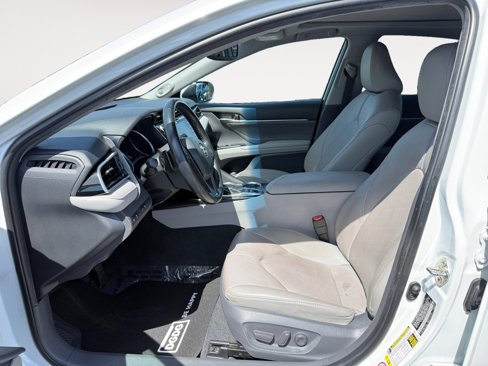 Used 2018 Pearl Toyota XSE V6 image 10