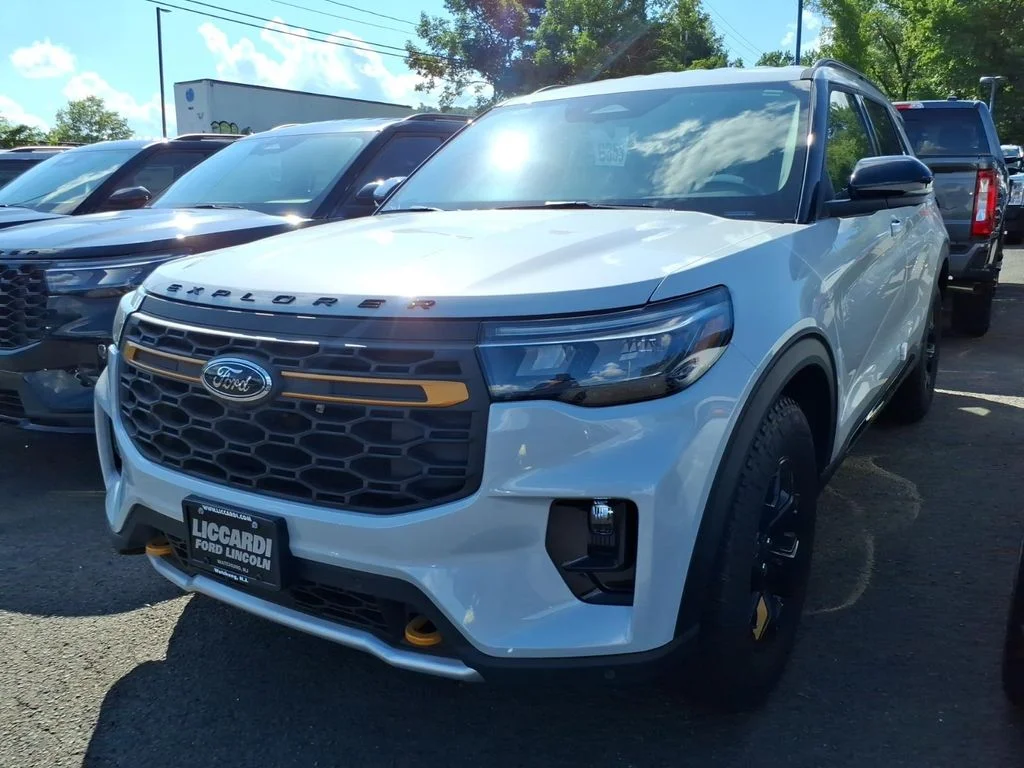 New 2026 Space White Metallic Ford Tremor® image 3