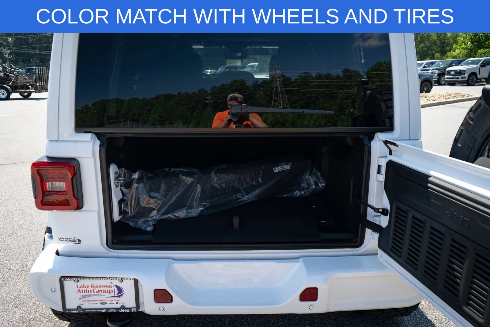 New 2026 Bright White Clear-Coat Exterior Paint Jeep Sahara image 9