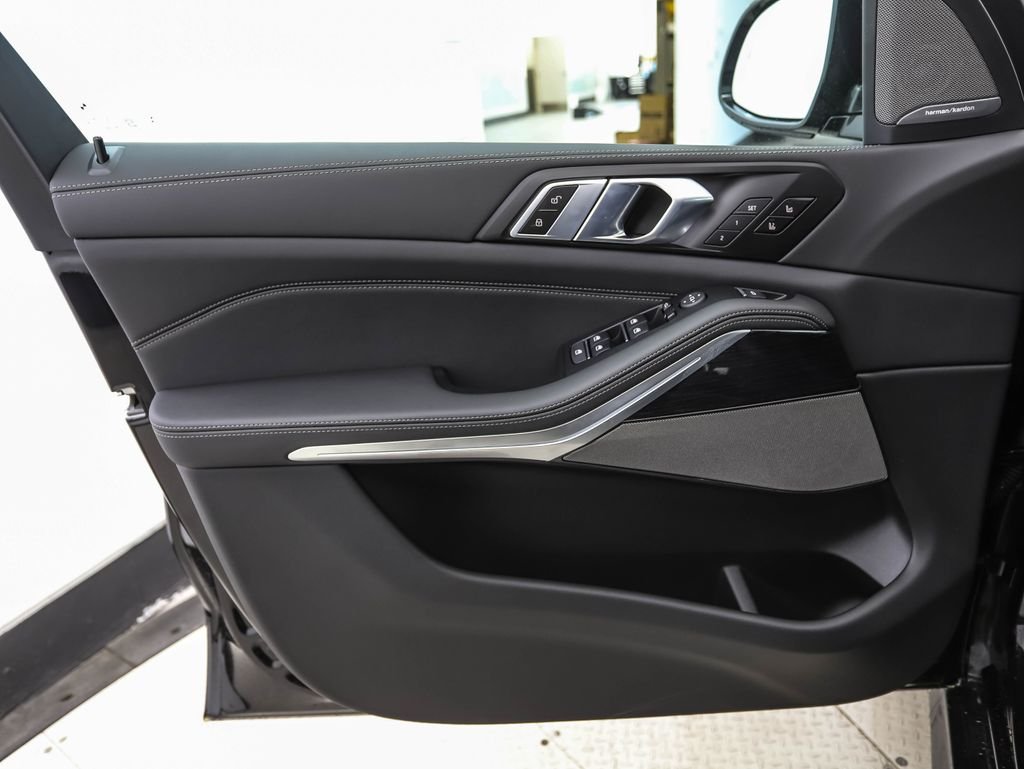 New 2026 Black Sapphire Metallic BMW xDrive40i image 9