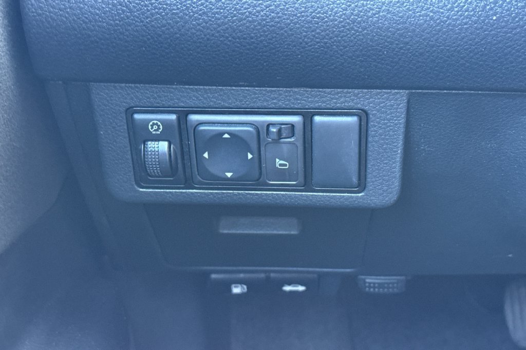 Used 2010 Blue Metallic Nissan 1.8 S image 29