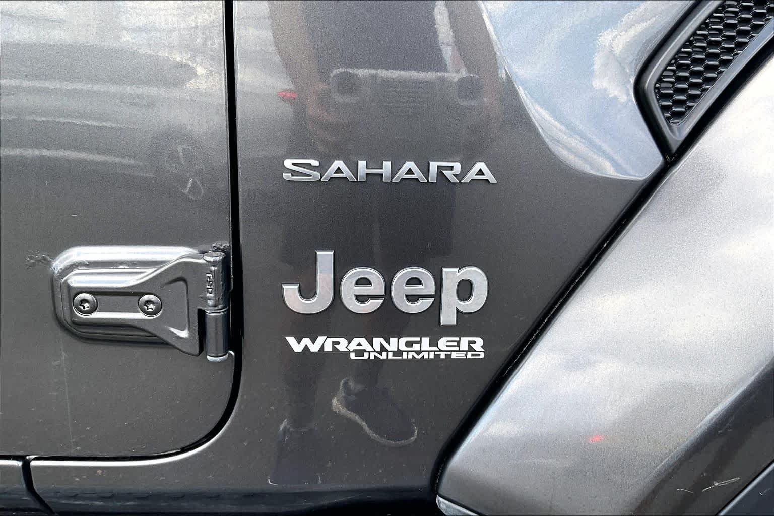 Used 2018 Granite Crystal Metallic Clearcoat Jeep Sahara image 32
