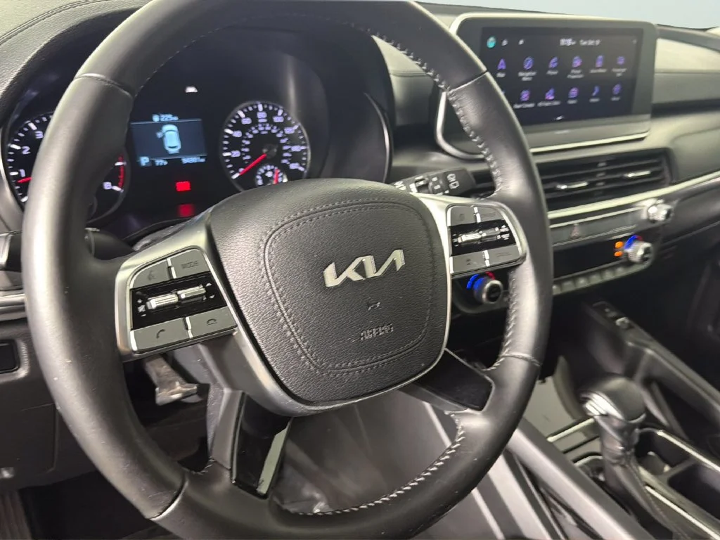 Used 2022 White Kia S image 21