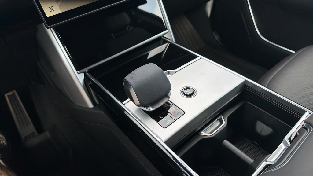 New 2026 Fuji White Land Rover SE image 21