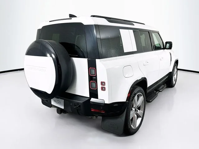 New 2026 White Land Rover X-Dynamic SE image 5
