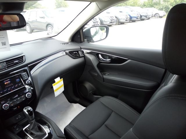 Used 2019 Gun Metallic Nissan SL image 9