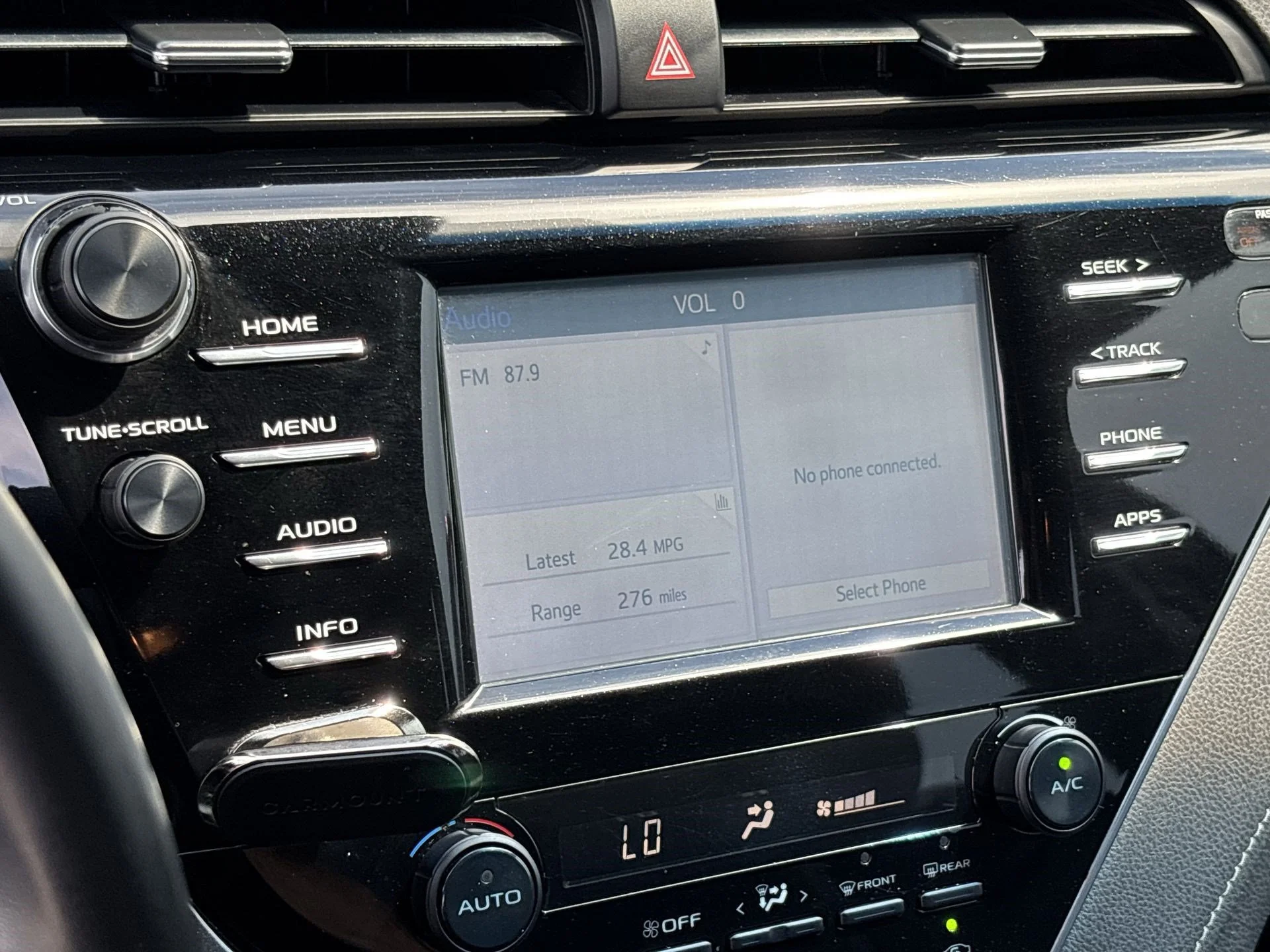 Used 2018 Pearl Toyota SE image 12