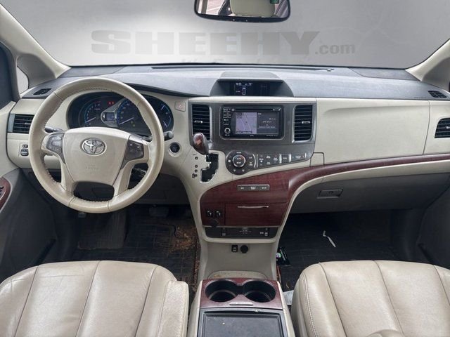 Used 2013 Black Toyota XLE image 3