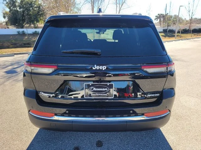 New 2025 Diamond Black Crystal Pearl-Coat Exterior Paint Jeep Laredo image 10