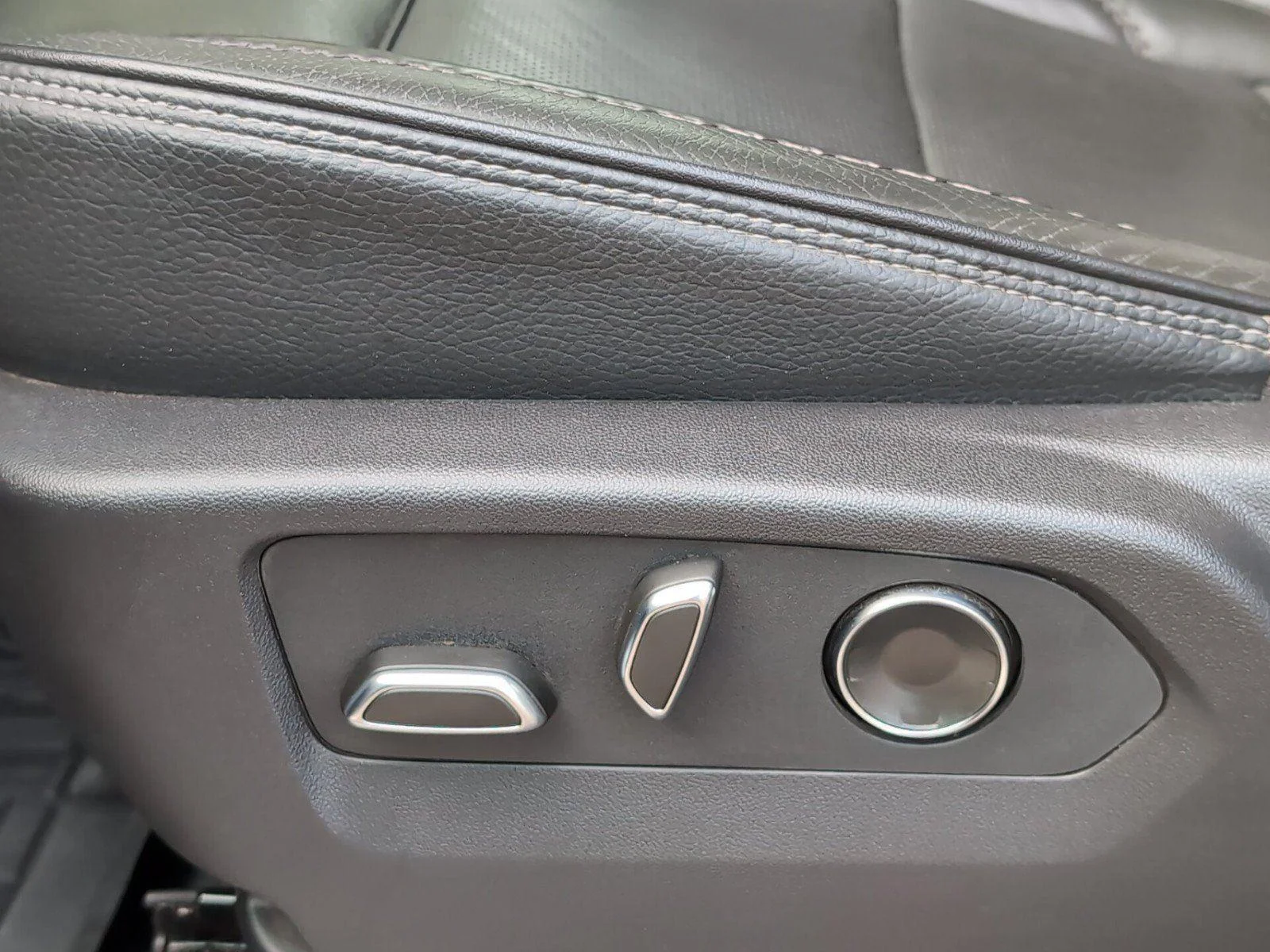 Used 2025 Downpour Metallic GMC Denali image 15