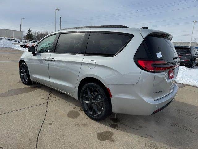 New 2026 Silver Mist Clear-Coat Exterior Paint Chrysler Limited image 4
