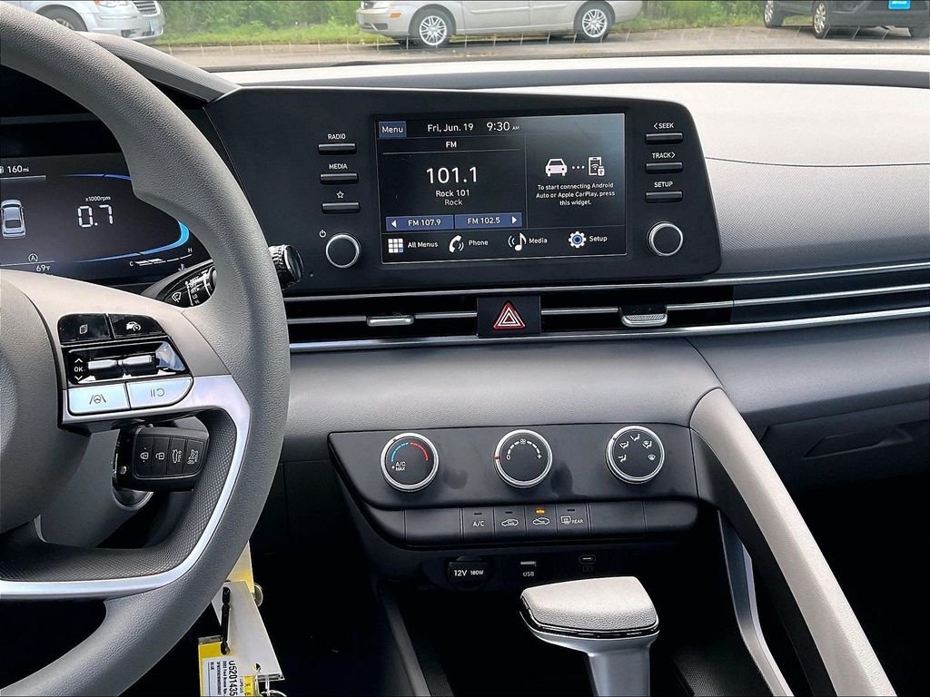 Used 2025 White Hyundai SE image 18