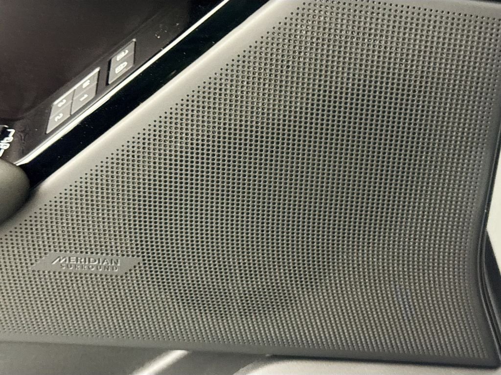 New 2026 Fuji White Land Rover Dynamic SE image 18