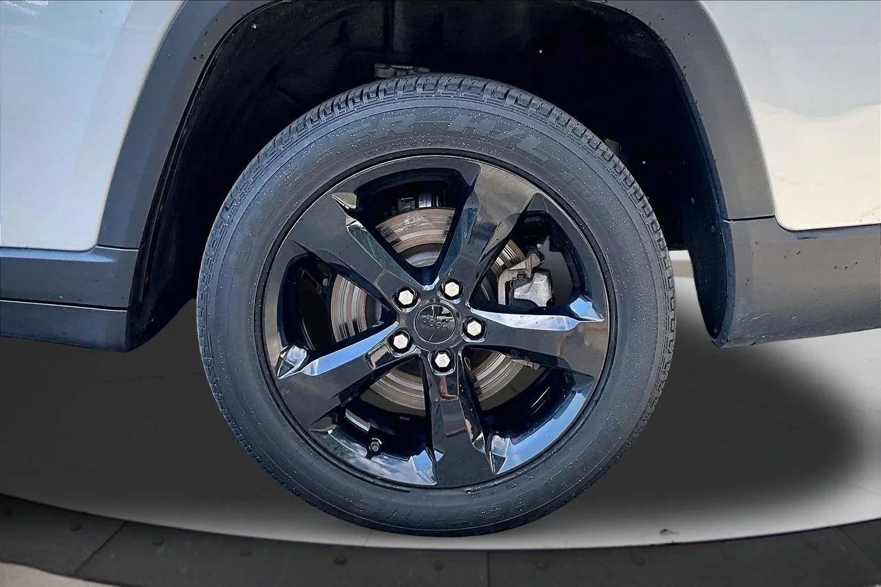 Used 2023 Silver Jeep Altitude image 33