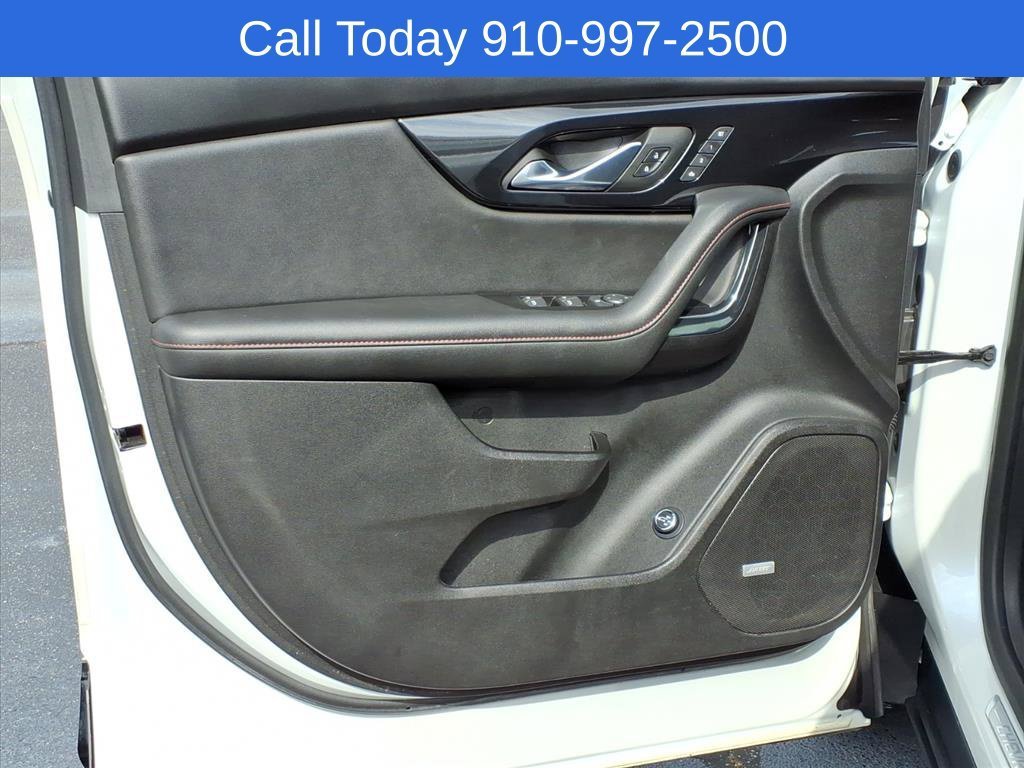 Used 2023 Iridescent Pearl Tricoat Chevrolet RS image 10