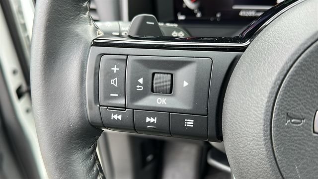 Used 2023 White Nissan Platinum image 13