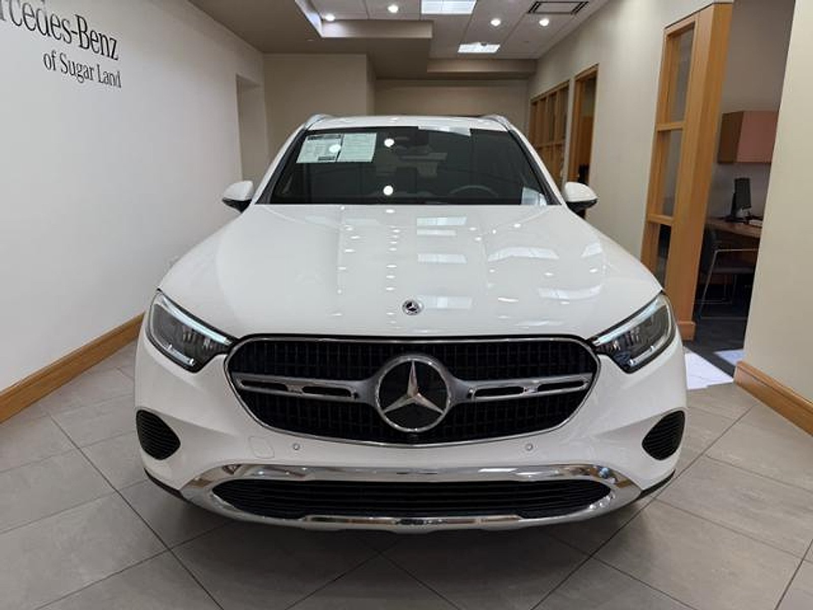 Certified Used 2025 Polar White Mercedes-Benz SUV image 2