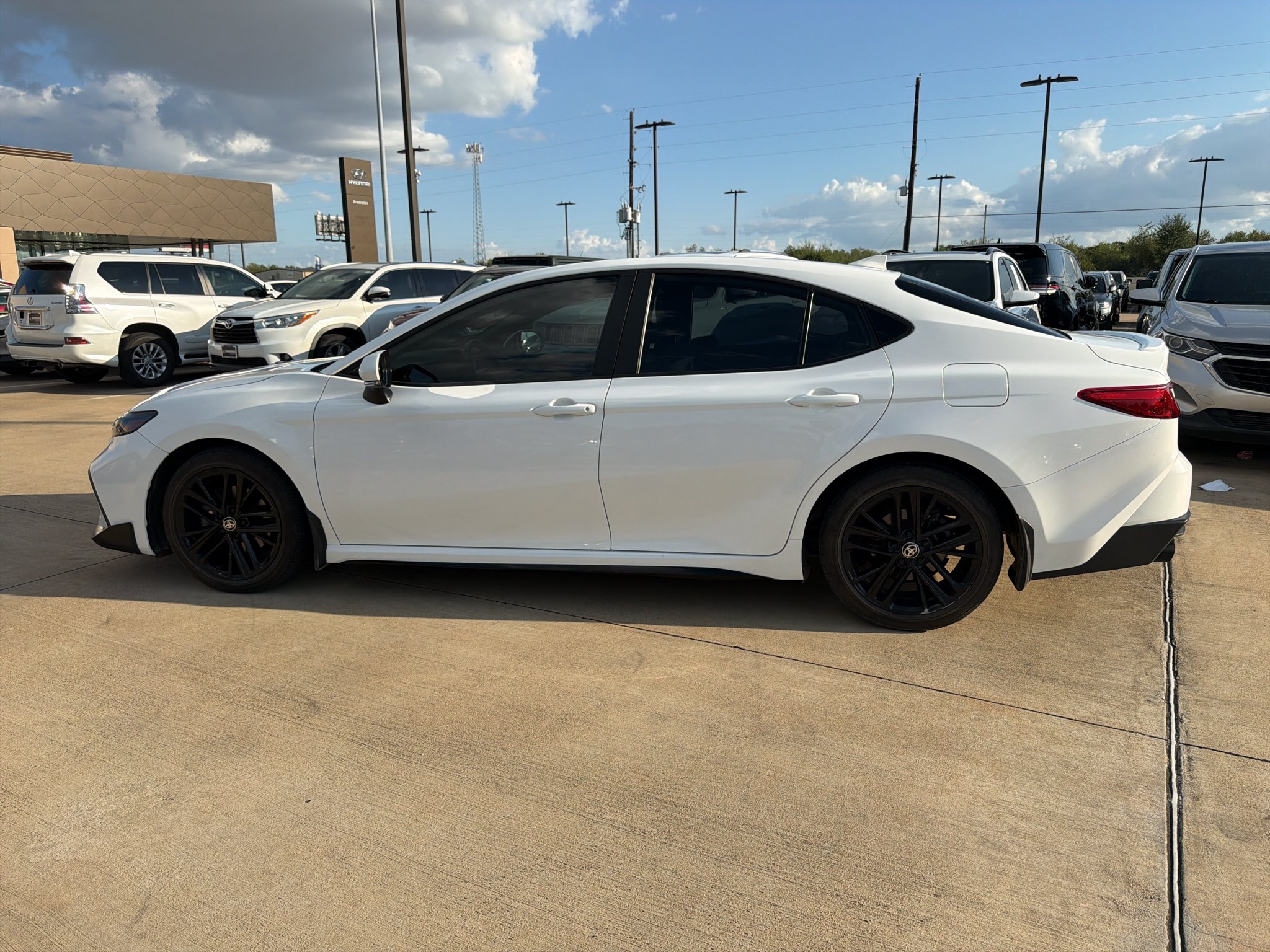 Used 2025 Ice Cap Toyota SE image 9