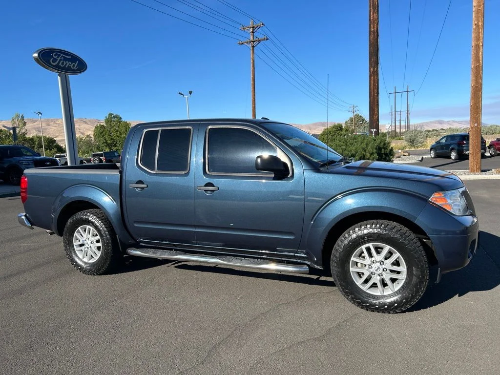 Used 2016 Arctic Blue Metallic Nissan SV image 3
