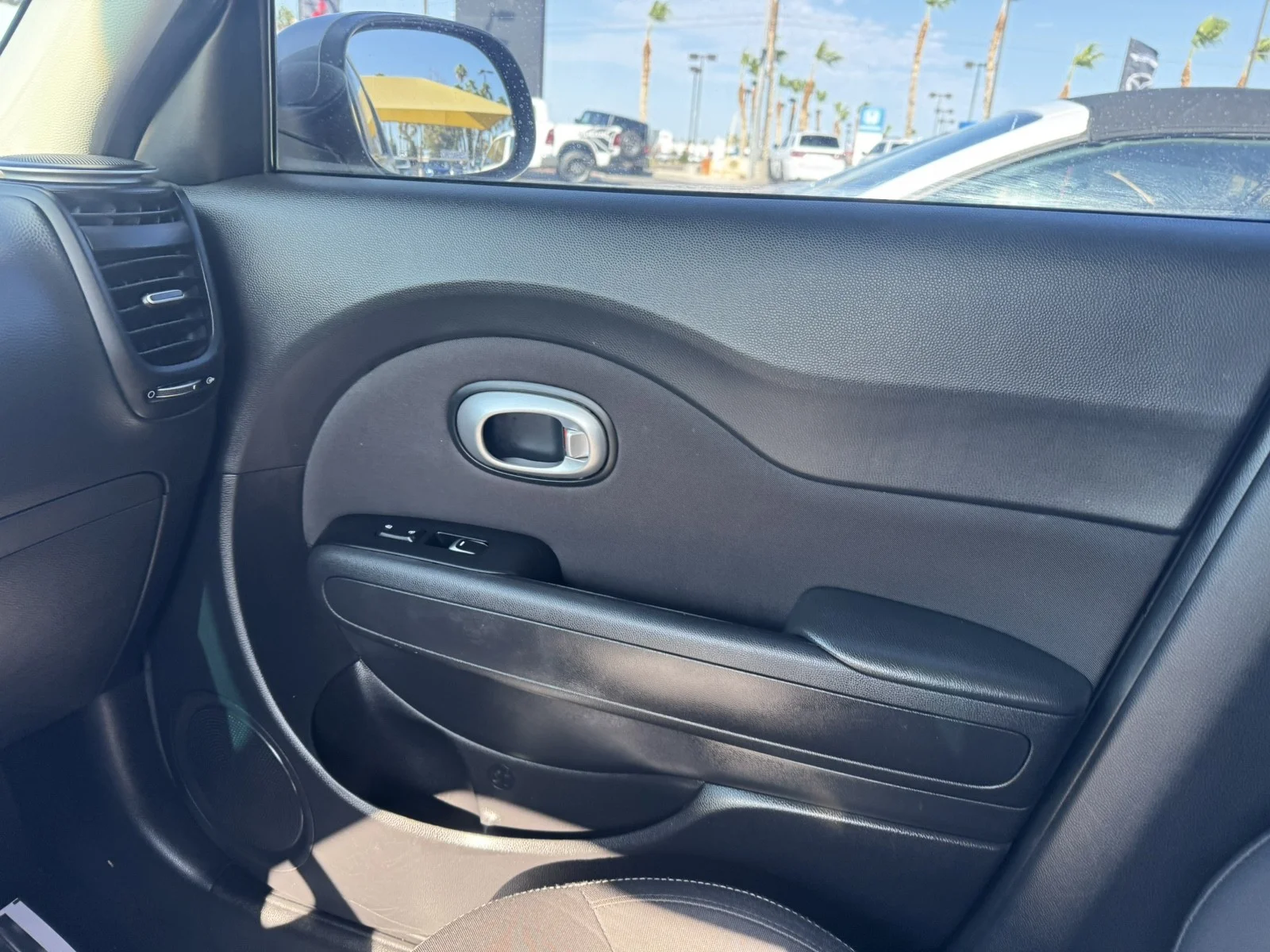 Used 2019 grey Kia Base image 12