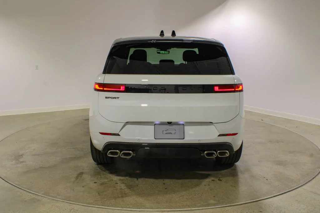 New 2026 Fuji White Land Rover Dynamic SE P530 V8 image 4