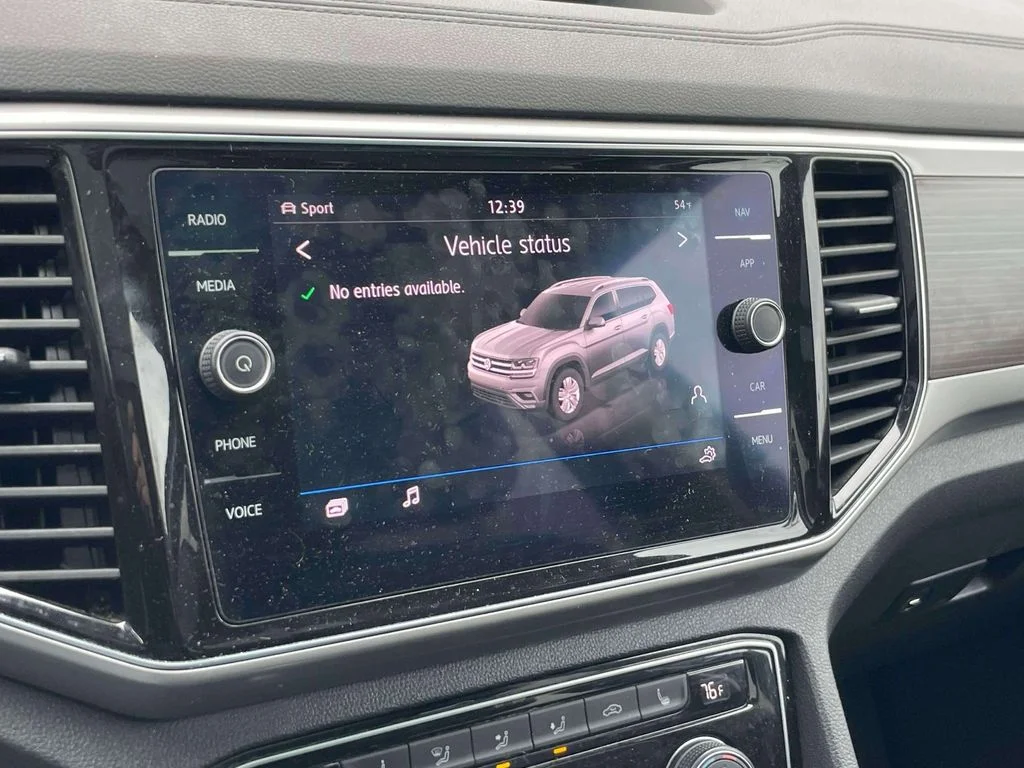 Used 2019 Blue Volkswagen SEL image 30