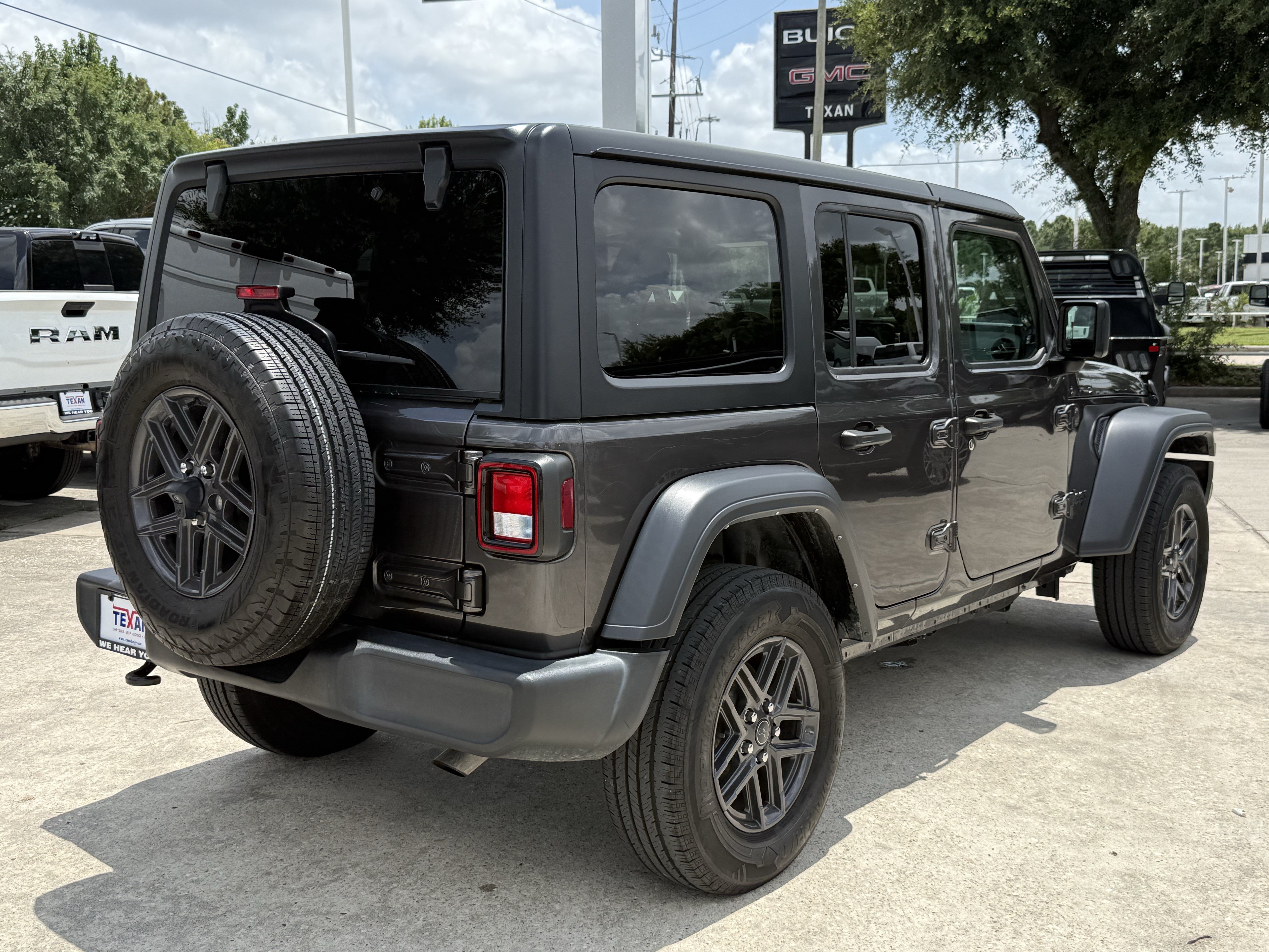 Used 2024 Granite Crystal Metallic Clearcoat Jeep  image 4