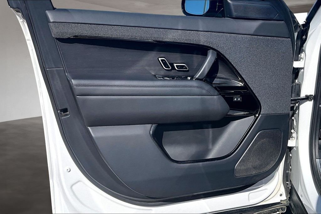 Used 2023 White Land Rover SE Dynamic image 18