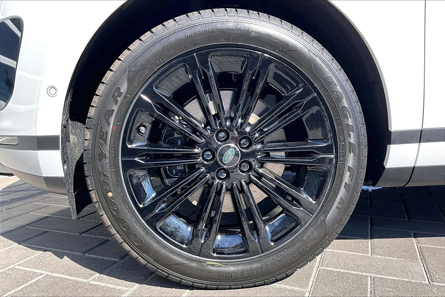 New 2026 Fuji White Land Rover S image 12