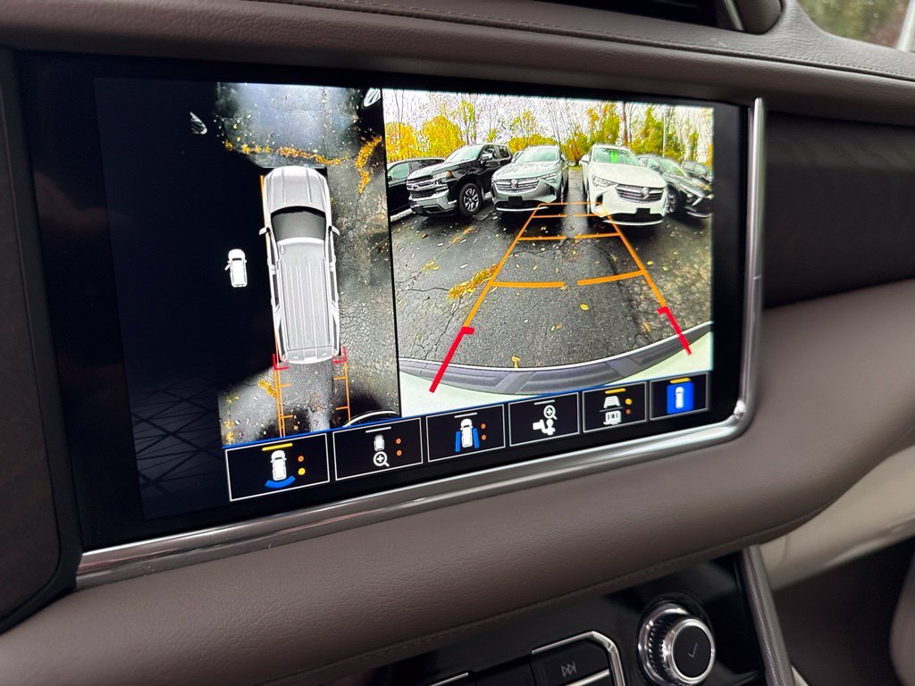 Used 2022 White GMC Denali image 31