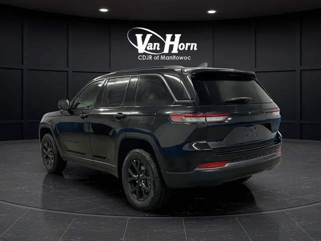 New 2026 Diamond Black Crystal Pearl-Coat Exterior Paint Jeep Altitude image 3