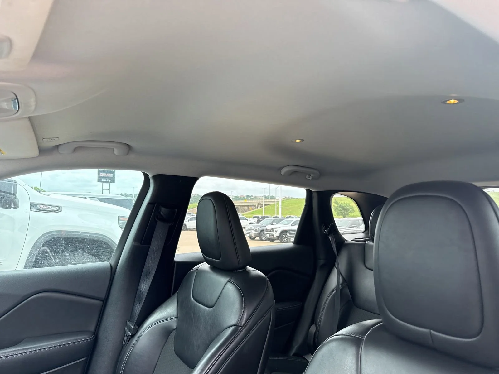 Used 2019 White Jeep Latitude Plus 4x4 image 14