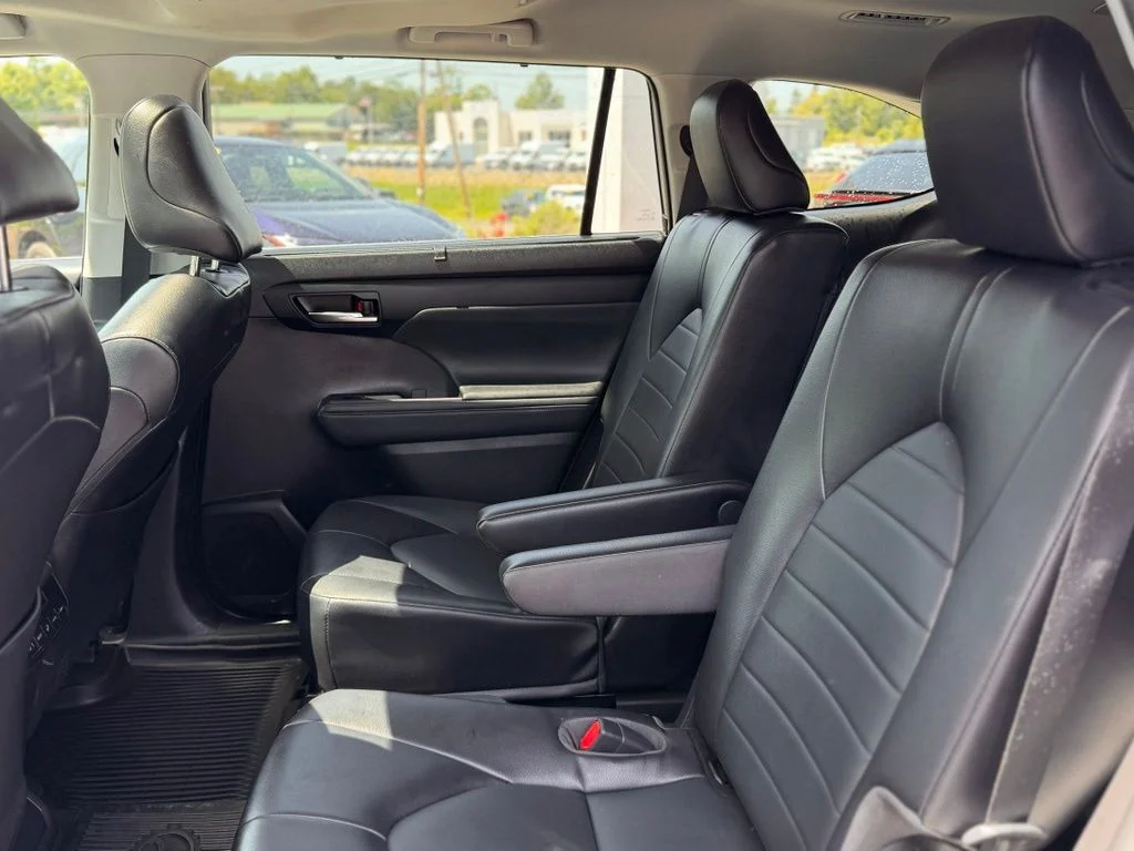 Used 2022  Toyota XLE image 8