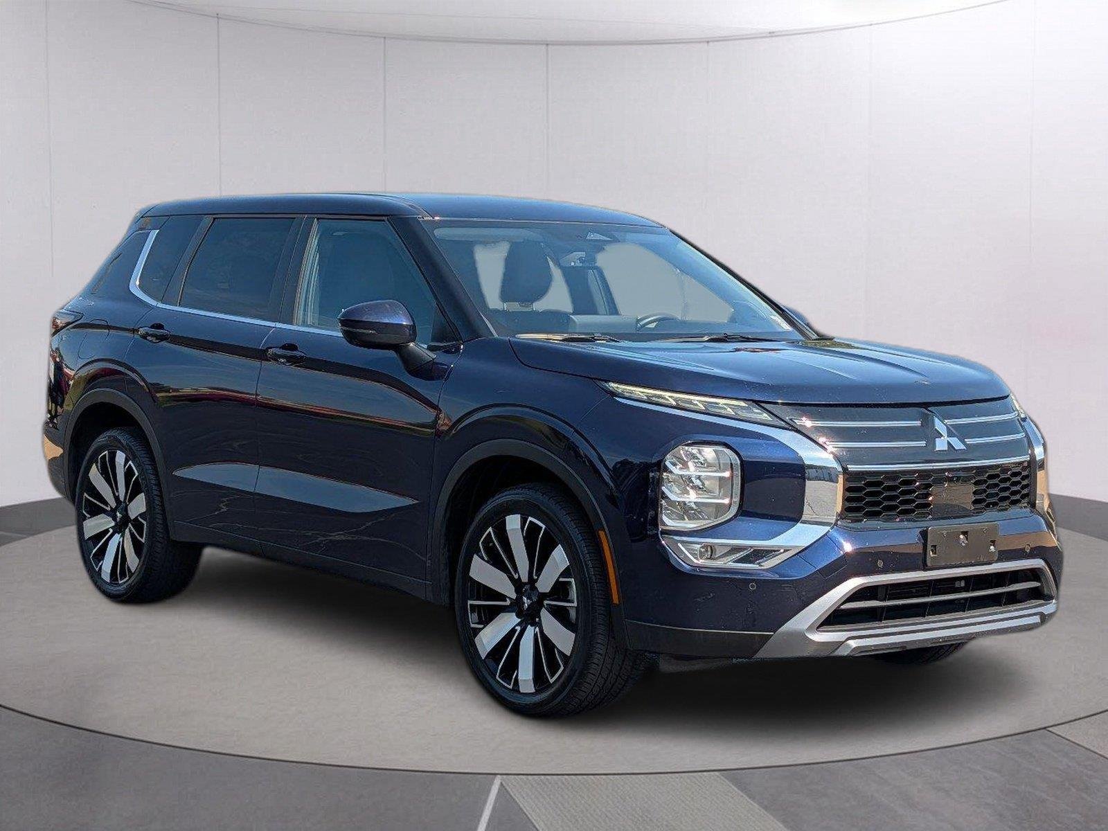 Used 2025 Cosmic Blue Metallic Mitsubishi SE image 7