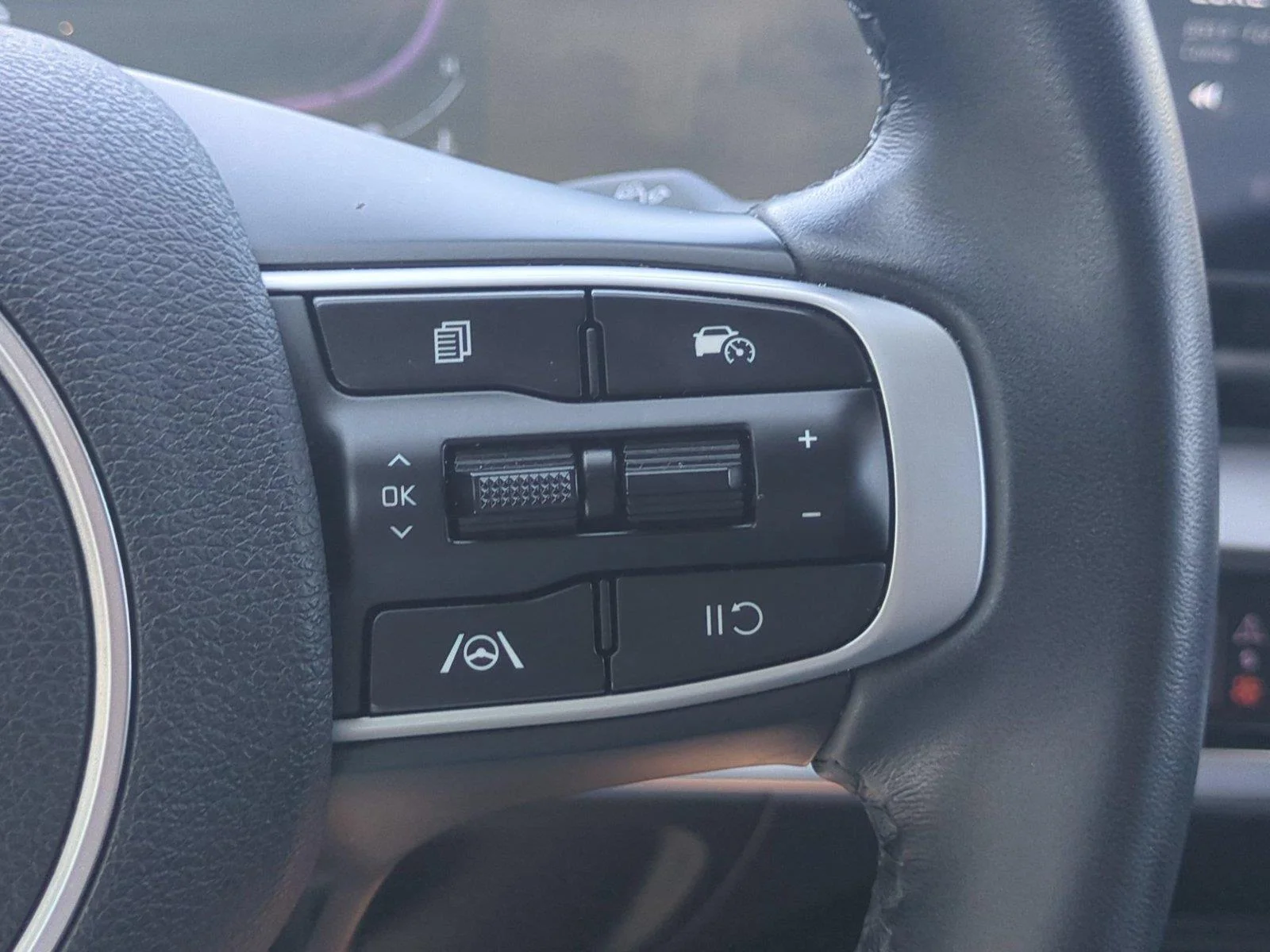Used 2024 Everlasting Silver Kia EX image 21