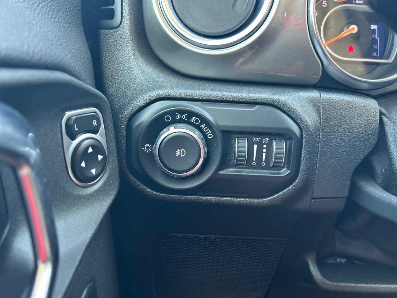 Used 2020 Black Jeep Sahara image 14