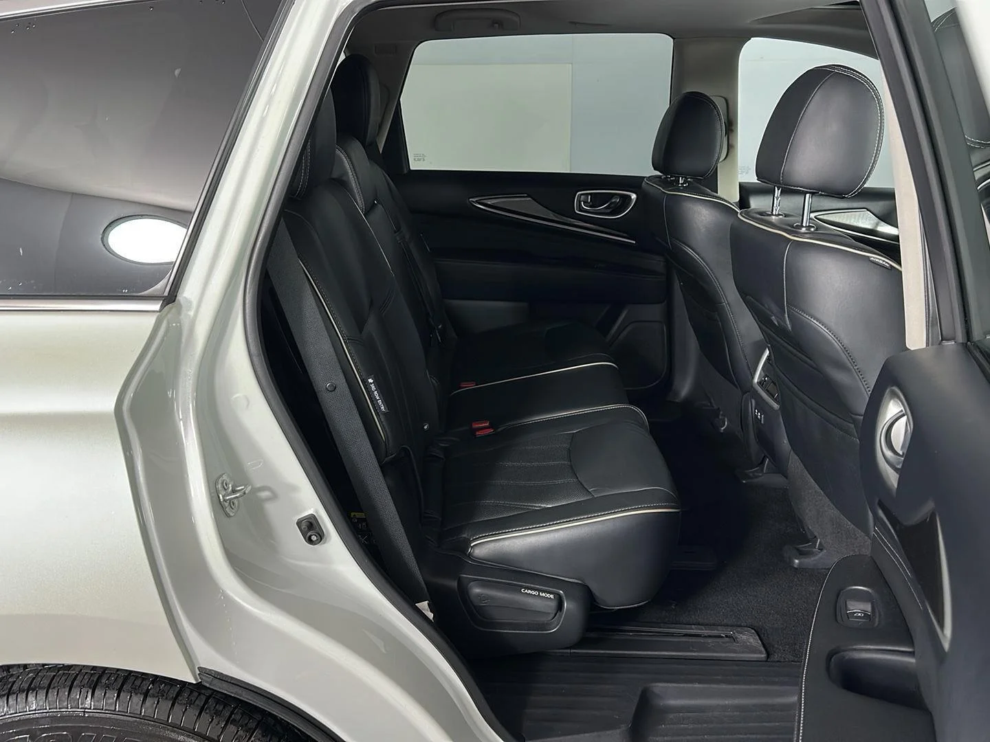 Used 2019 Majestic White INFINITI LUXE image 36
