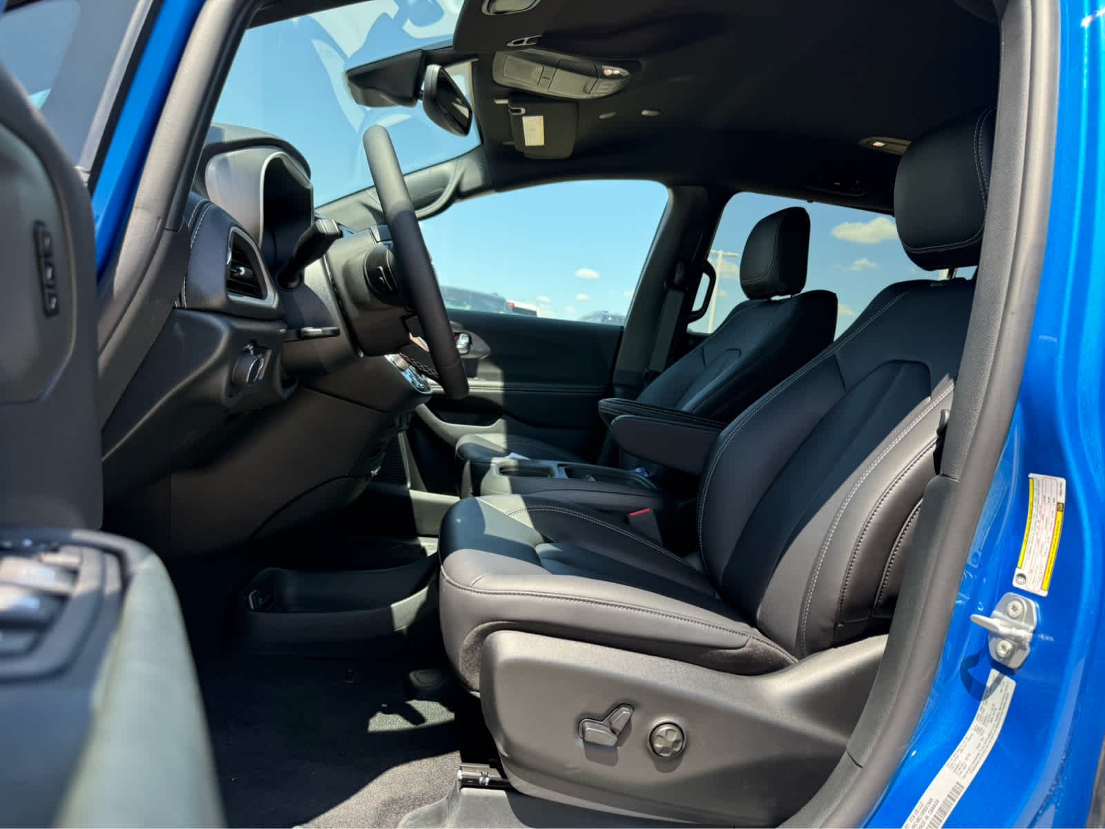 New 2027 Hydro Blue Pearl-Coat Exterior Paint Chrysler Select image 2