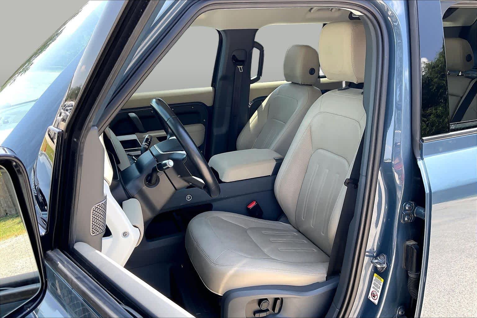 Used 2021 Tasman Blue Metallic Land Rover SE image 9