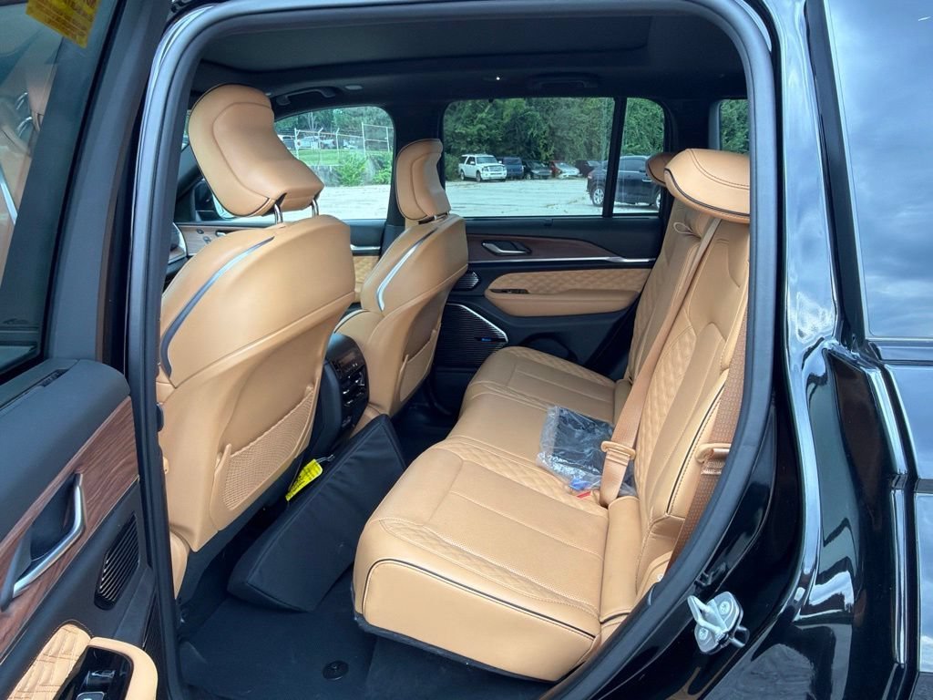 Used 2022 Diamond Black Jeep Summit image 9