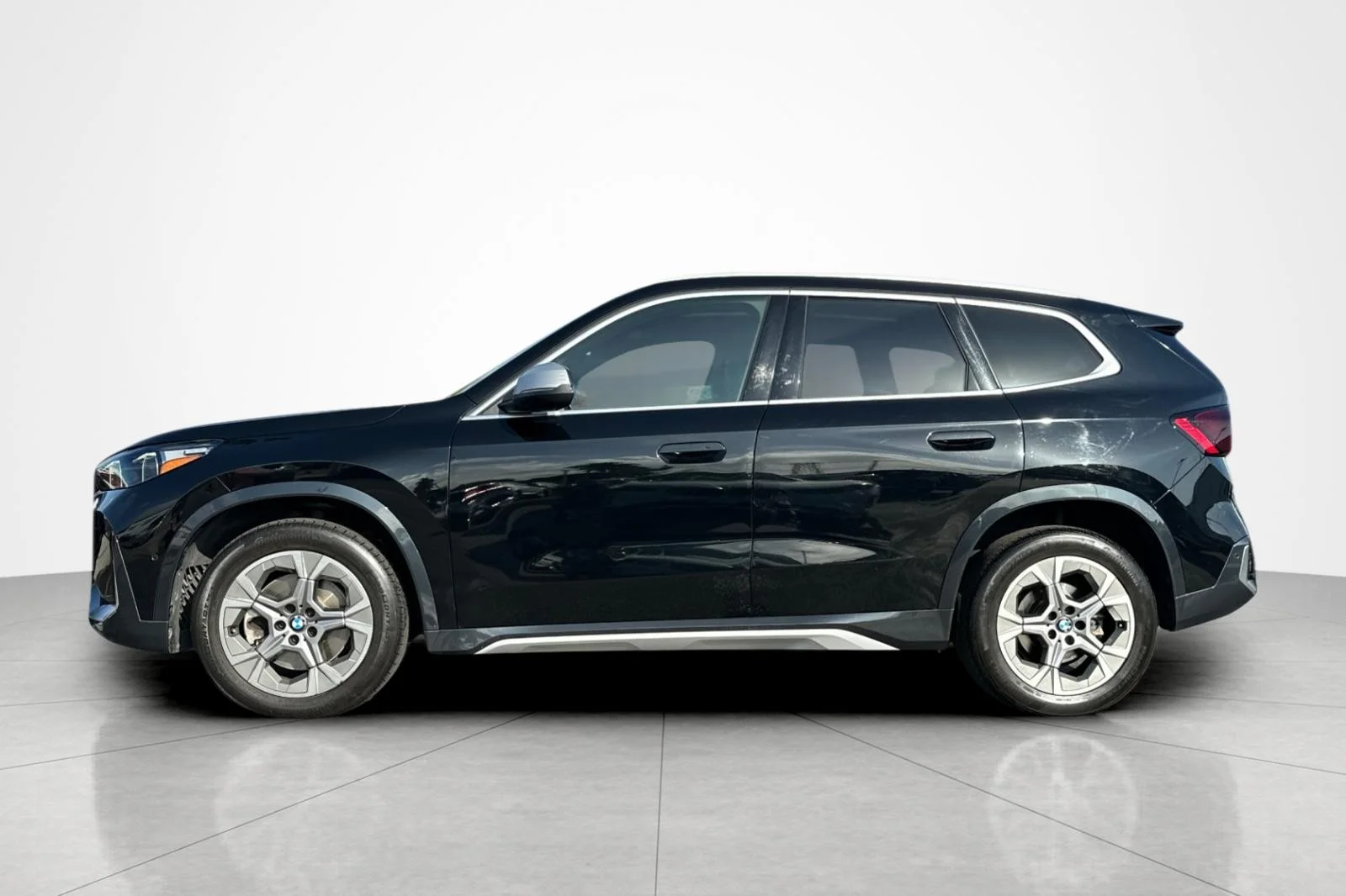 Used 2023 Jet Black BMW xDrive28i image 2