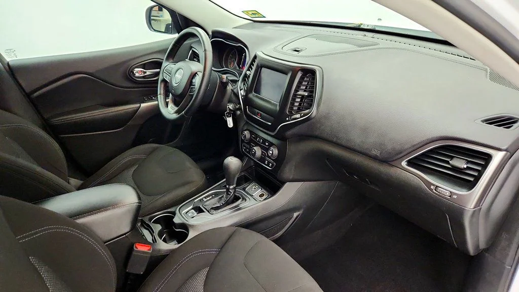Used 2019 Bright White Clearcoat Jeep Latitude FWD image 24