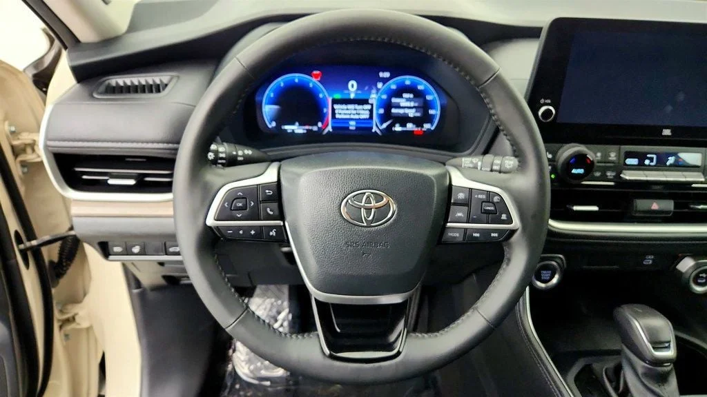 Used 2024 Wind Chill Pearl Toyota Limited AWD image 13