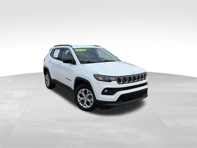 Used 2024 White Jeep Latitude image 11